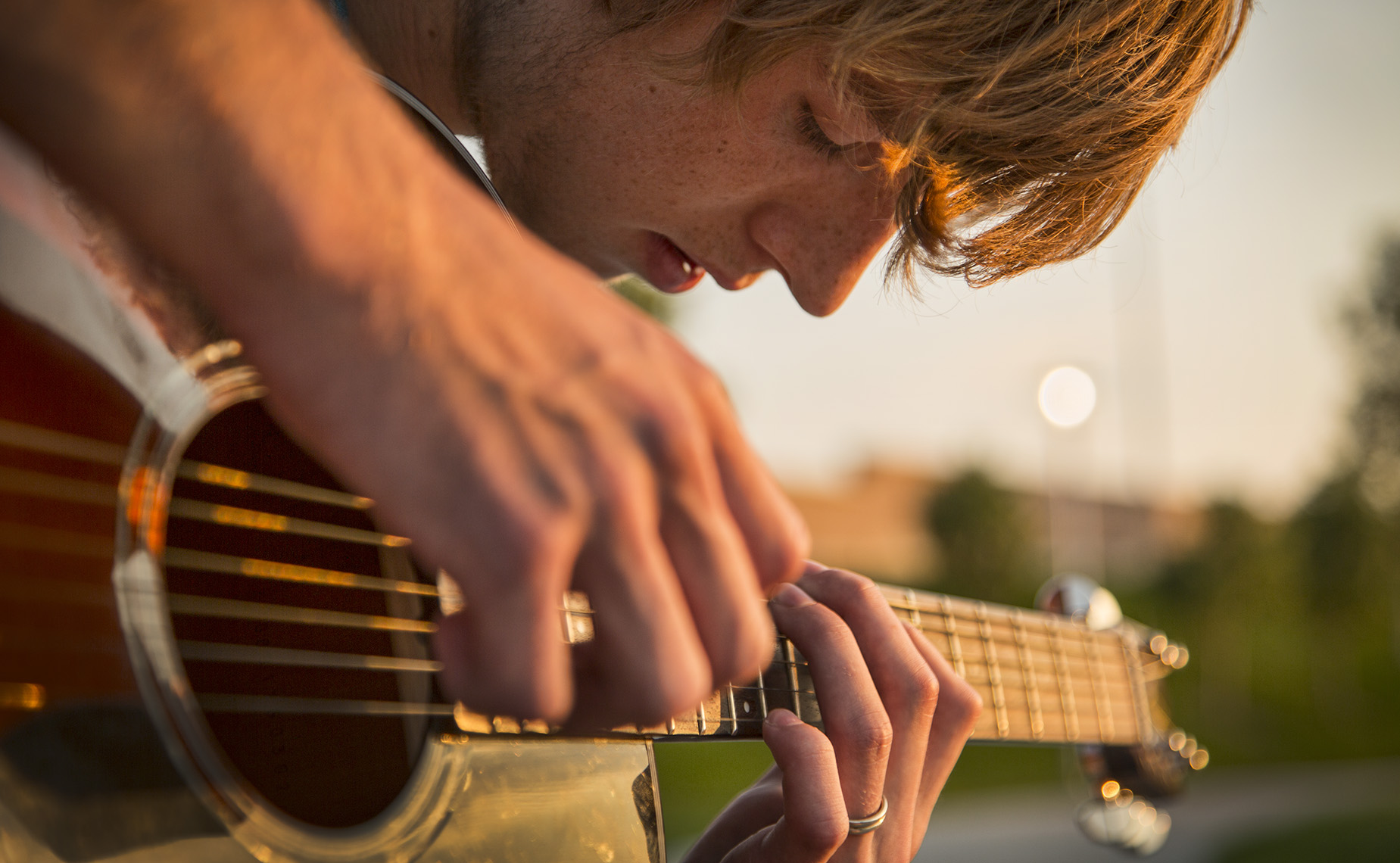 Park musician plays guitar in golden light by Scott Dobry Pictures photographer in Omaha, Nebraska